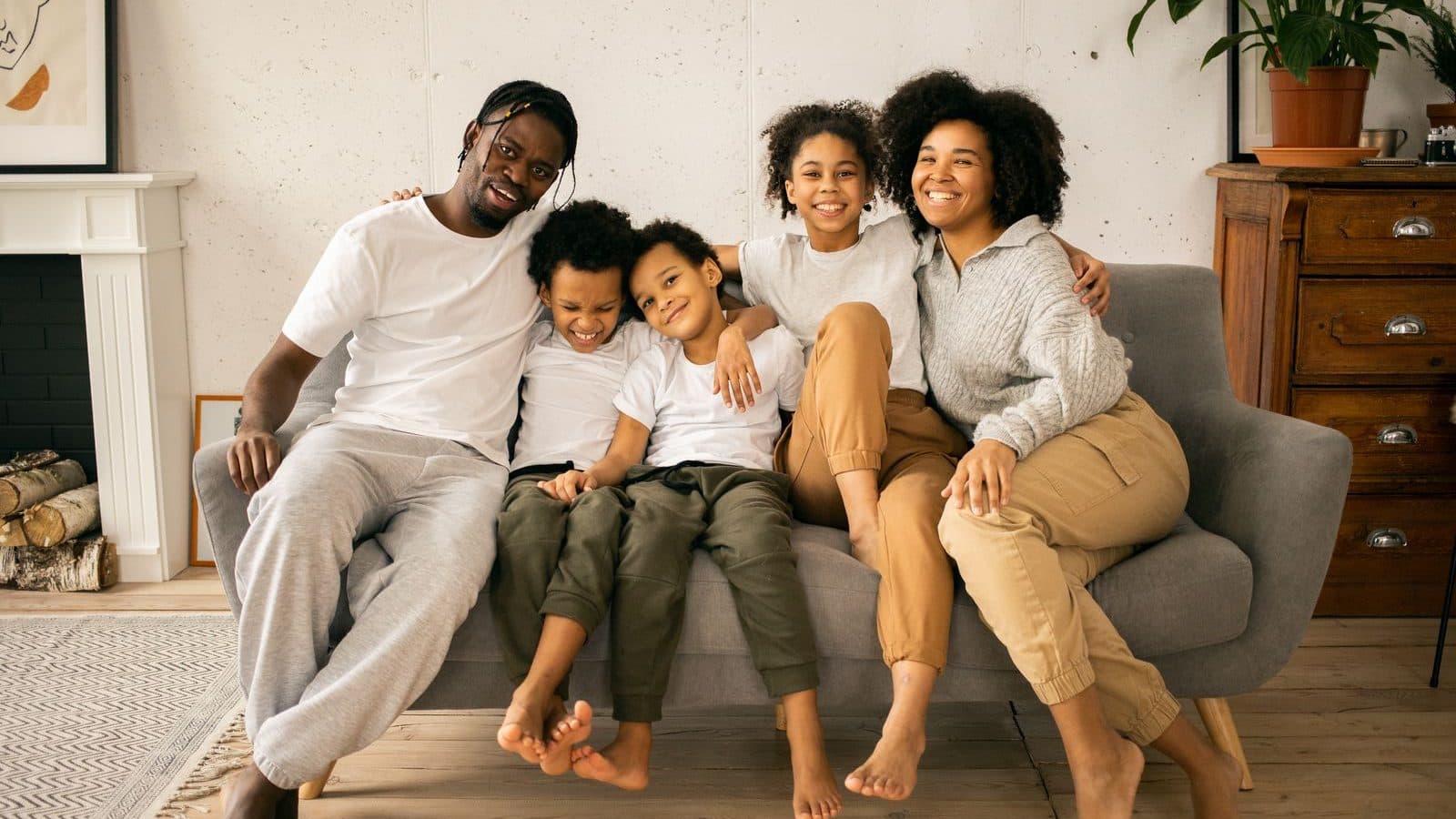 Une famille réunie dans son salon
